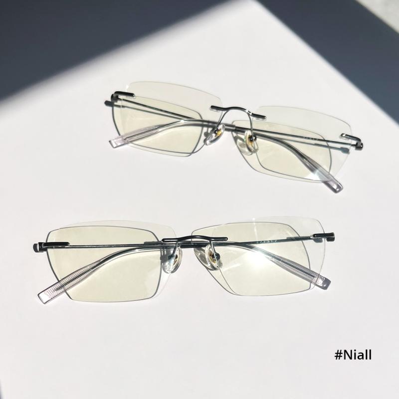 Niall-Gun-Rectangle-Titanium-Eyeglasses-detail