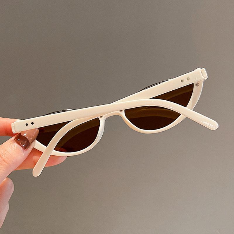 Dale-White-Cat-Plastic-Sunglasses-detail